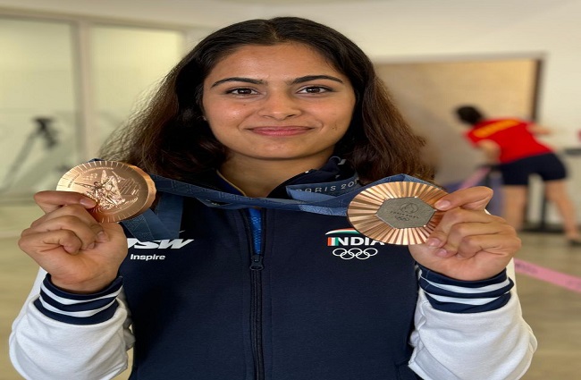  मनु भाकर पेरिस ओलंपिक में दो पदक जीतकर लौटीं स्वदेश, जोरदार हुआ स्वागत