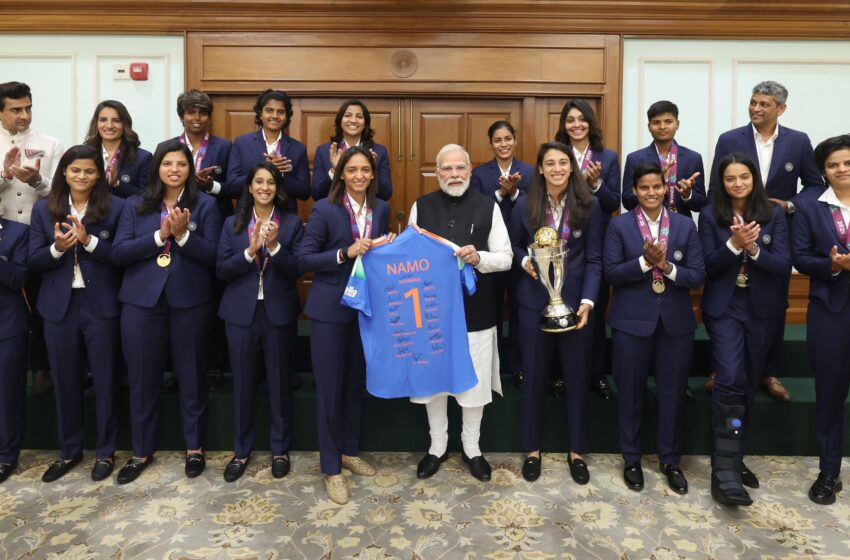  पीएम मोदी से मिली भारतीय चैंपियन टीम, कप्तान हरमनप्रीत कौर ने भेंट की जर्सी